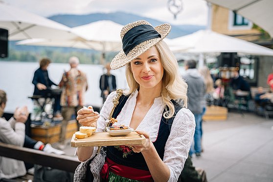 Foto Simeon Baker Silvia Schneider bei er mundART Roas. Sie isst Tartar am Uferplatz.