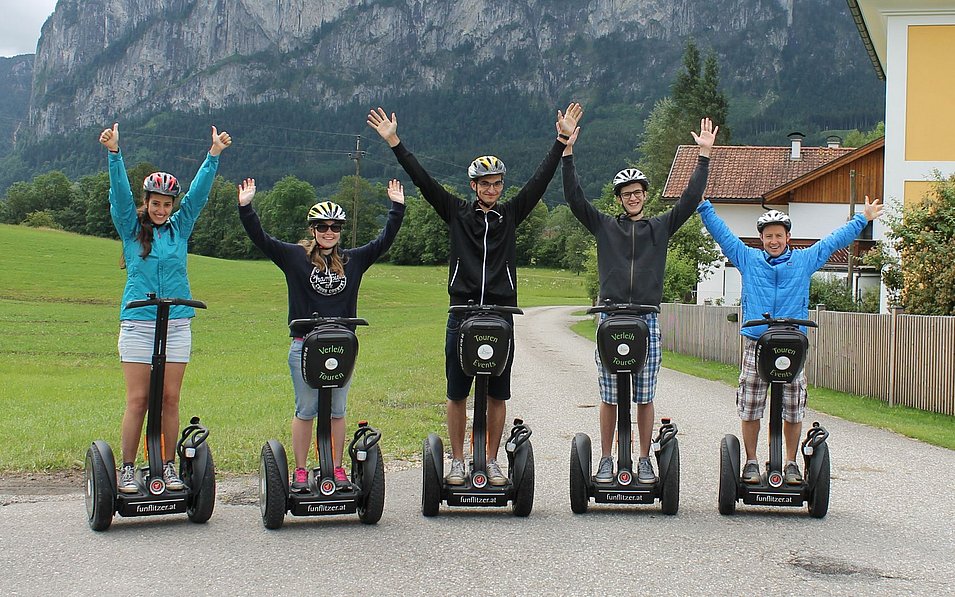 Eine Gruppe Segway Fahrer ist in der Region Mondsee Irrsee unterwegs.