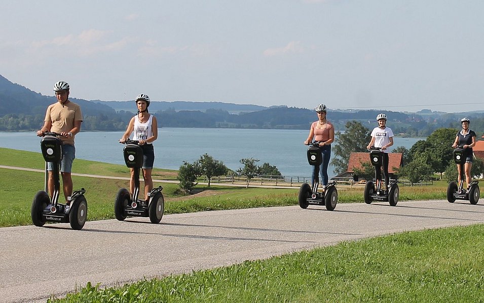 Eine Gruppe Segway Fahrer ist in der Region Mondsee Irrsee unterwegs.