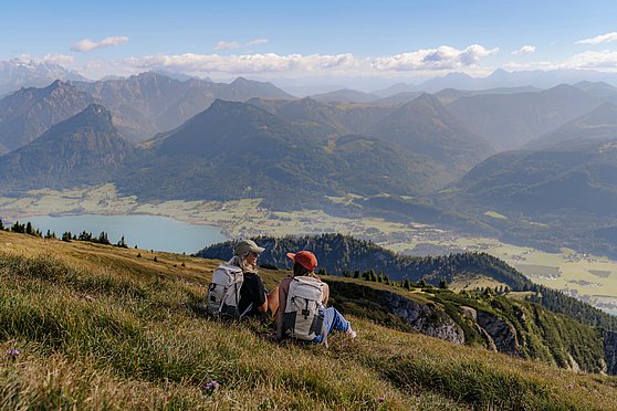 Foto Salzkammergut Tourismus/Eiersebner Lisa: Zwei Personen genießen die Aussicht am Schafberg.