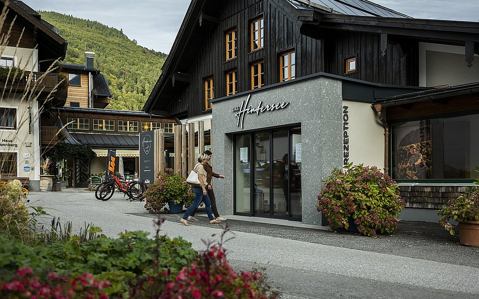 Hotel DAS Hintersee in der Fuschlseeregion von außen.