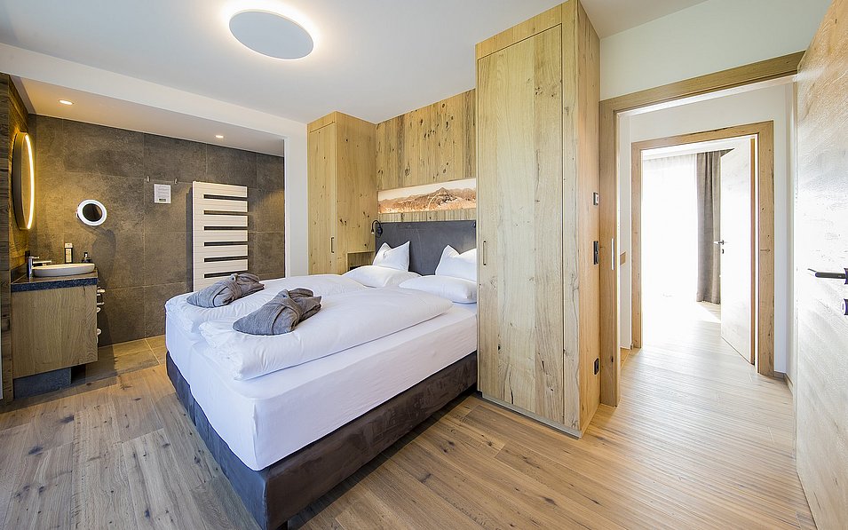 Doppelbett im Schlafzimmer des Chalet Leopold im Hotel DAS Hintersee.