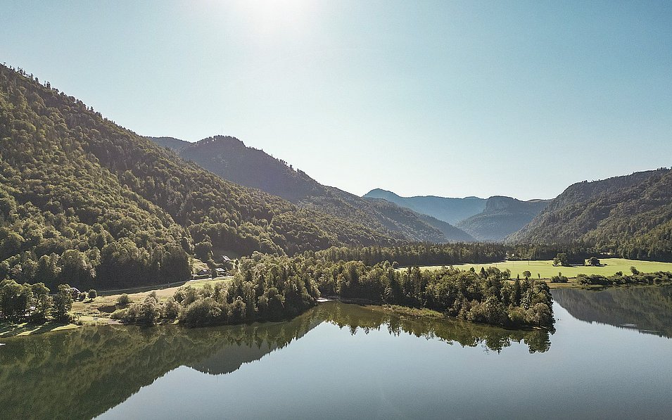 Der Hintersee in der Fuschlseeregion im Sommer.